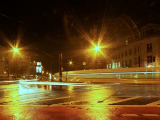 Nachtfoto fahrende Straßenbahn